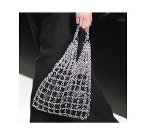 Bolso de Mano Personalizable de Malla Metálica con Estilo Moderno y Diseño de Anillos para Amantes de la Moda y un Look a la Moda - Product Image 1
