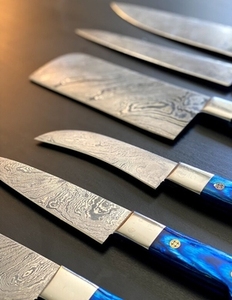 Ensemble de couteaux de chef vintage en acier Damas, fabriqués à la main, 7 pièces, écologiques, avec revêtement antiadhésif et manches en bois de résine. - Product Image 3