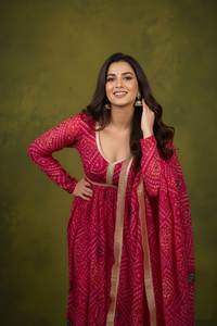 Conjunto de Kurta Roja Premium con Estampado Bandhani, Tela de Seda Delta Pesada, Manga Larga, Diseño de Cuello en V, Venta al Por Mayor - Product Image 4