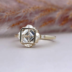 แหวนเพชรทรงแอสเชอร์คัทแบบโมเดิร์น 3 เม็ด ฝังในทองคำเหลือง ประดับเพชรทรงสี่เหลี่ยมแบบเบเซลเซ็ต แหวนเพชรสำหรับหมั้น - Product Image 2