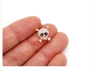 Colgante de Fiesta de Plata 925 con Baño de Rodio, Diseño de Calavera Pirata Esqueleto con Espadas y Moissanita, Personalizado, de Moda y con Gran Impacto - Product Image 6