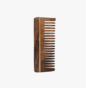 Peine rectangular compacto de madera con dientes finos para un peinado impecable y desenredar el cabello, disponible a precios de mayoreo. - Product Image 1
