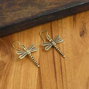 Pendientes Colgantes de Libélula Hechos a Mano en Latón |   Pendientes de Joyería Bohemia Chapados en Oro Antiguo al por Mayor, Hechos por Artesanos de Jaipur para Mujer - Product Image 3