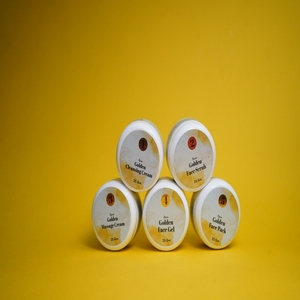 Kit Facial Complet Golden Glow 5 en 1 : Nettoyage en Profondeur, Exfoliation, Crème de Massage, Masque Visage, Soin pour une Peau Éclatante - Product Image 2