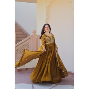 Robes de soirée-Robe de soirée avec zari et paillettes brodées Travail - Product Image 1