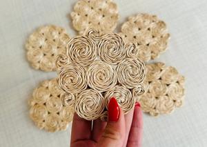Juego de Posavasos Redondos de Ratán Tejidos a Mano con Diseño Floral en Espiral, Ideal para Mesa de Comedor, Tazas de Café y Decoración Natural de Mesa - Product Image 2