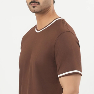 Camiseta de Algodón para Hombre, Corte Regular, Color Marrón, con Ribete en Contraste Blanco, Cuello Redondo, Estilo Casual, Manga Corta, Color Sólido, Tejido Jersey - Product Image 3