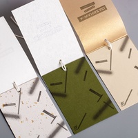 Étiquettes suspendues en papier écologiques certifiées personnalisées, étiquettes à bascule, logo en relief, estampage à chaud, étiquettes de vêtements texturées de luxe pour sacs