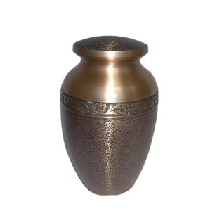 Urne funéraire artisanale en laiton pour cendres, design traditionnel avec bande sculptée, pour cendres humaines adultes - Product Image 2