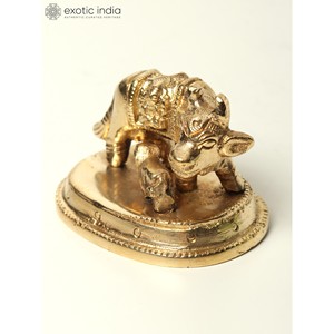 2 "hecho a mano pequeña vaca Kamadhenu con artículo de escultura de latón de becerro para decoración del hogar y Templo hecho en La India - Product Image 3