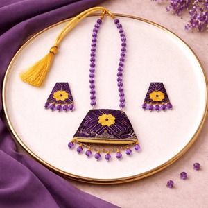Collier en soie Muga violette très demandé, motif floral, pendentif fait main, bijoux ethniques pour femmes, disponible à la vente pour les occasions festives - Product Image 3