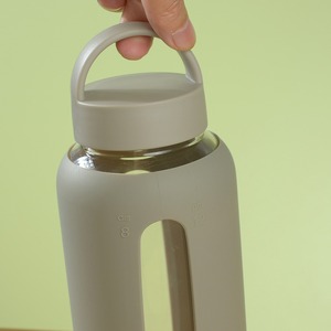 ขวดน้ำแก้วแข็ง 800 มล. พร้อมปลอกซิลิโคน ทนความร้อนสูง ปลอดภัยสำหรับเครื่องล้างจาน พกพาสะดวก เหมาะสำหรับใช้ที่บ้าน ที่ทำงาน และเล่นกีฬา - Product Image 3