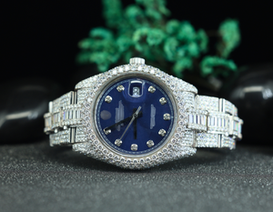 Reloj de Cuarzo de Lujo para Hombre con Incrustaciones de Diamantes |   Reloj de pulsera de acero inoxidable con pavé de diamantes de imitación |   Reloj de Joyería con Esfera Azul y Logotipo Personalizado - Product Image 1