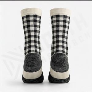 ถุงเท้าวิ่งข้อสั้นบุหนานุ่มสำหรับผู้ชาย Coolmax ระบายอากาศได้ดี ซึมซับเหงื่อ ทนทาน สำหรับเล่นกีฬา ขายส่ง มีสีให้เลือกแบบกำหนดเองได้ - Product Image 2