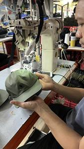 Gorra de poliéster plegable de proveedor de fábrica de Vietnam con forro de banda para el sudor, ideal para viajes y protección contra parasol - Product Image 6