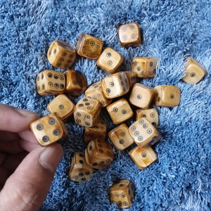 Dés de jeu artisanaux en os, dés longs pour jeux de société à prix de gros - Product Image 1