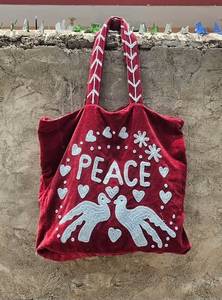 กระเป๋าโท้ทกำมะหยี่สีแดงสั่งทำขายส่ง พร้อมลายปักอักษร PEACE สีเงิน รูปหัวนกพิราบ หัวใจ และลายดอกไม้สุดเก๋ - Product Image 3