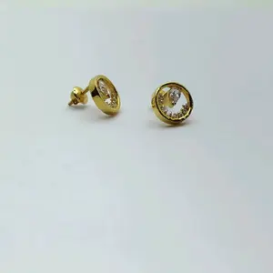 Élégantes boucles d'oreilles clous circulaires en or 22 carats avec diamants et design moderne pour femme, idéales au quotidien - Product Image 1