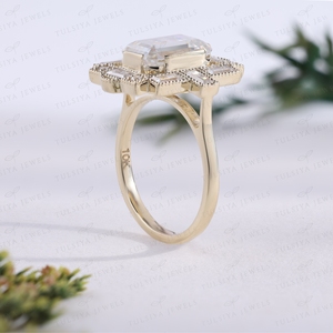 Bague de fiançailles vintage Art Déco en or avec diamant de laboratoire taille émeraude, halo de baguettes et bordure milgrain, bijou géométrique pour femme - Product Image 4