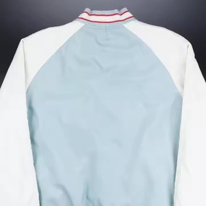 เสื้อแจ็คเก็ตวาร์ซิตี้สีฟ้าอ่อนสำหรับผู้ชาย แขนเสื้อสีขาว ติดกระดุม คอตั้ง กันลม สไตล์พรีปปี้ เหมาะสำหรับใส่ลำลองในฤดูใบไม้ร่วง - Product Image 2