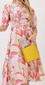 Vestido Midi Acampanado de Georgette con Estampado Tropical Rosa, Ecológico, Cintura Natural, Cuello en V, Mangas Cortas y Dobladillo Acampanado - Product Image 4