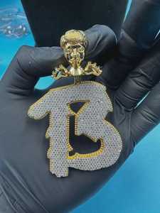 จี้เพชรโมอิสซาไนต์ VVS แบบเย็นๆ สลักชื่อตัวอักษร สไตล์ฮิปฮอปสุดหรู ชุบทองบนเงินแท้สำหรับผู้ชาย - Product Image 4