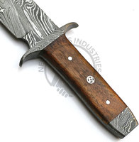 Nouvelle édition de couteau de chasse artisanal en acier Damas à lame pleine, avec manche en bois de rose, extra tranchant, pour le camping et la survie