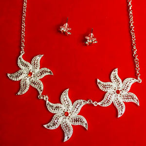 MOLL JEWELLERS - Conjunto de Collar y Pendientes Florales de Aleación de Zinc Chapado en Oro de 24K, Estilo Indio, con Circonitas, Certificado por Terceros, Joyería para Mujer - Product Image 1