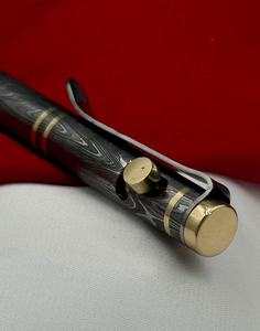 Bolígrafo de acero de Damasco hecho a mano con detalles en latón con cortapelos de bolsillo, regalo de jubilación, bolígrafo personalizado, regalo de padrino - Product Image 4