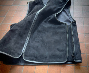 เสื้อกั๊กหนังแท้สำหรับผู้ชายสไตล์ไบค์เกอร์ พร้อมแผงหนังนูบัคด้านล่างและซิปปิด - Product Image 2