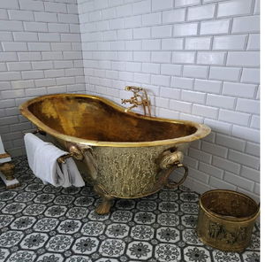 Bañera de latón dorado pulido con acabado texturizado y patas clásicas, disponible a precios de mayorista. - Product Image 5