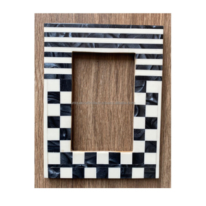 Cadre photo en bois artisanal avec design en résine à carreaux bleus et moutarde, décoration contemporaine pour la maison - Product Image 3