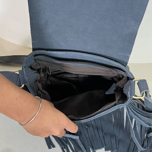 Sac bandoulière en cuir de vachette véritable suédé, style western bohème, avec rabat en coquille et pompons – Nouvelle collection très prisée - Product Image 6