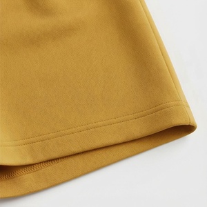Conjunto de 2 Piezas para Mujer, Camiseta Amarilla de Manga Corta y Pantalones Cortos, Corte Holgado Informal, Cuello Redondo, Estampado Pintado a Mano, Ropa de Primavera/Verano - Product Image 6