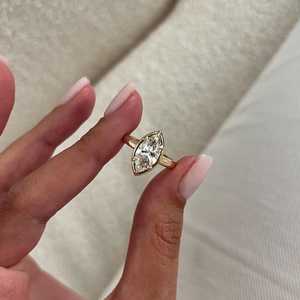 Bague de fiançailles Art Déco sertie de diamants de laboratoire de 2 carats, taille marquise, monture à griffes, or jaune massif, certifiée IGI - Product Image 1