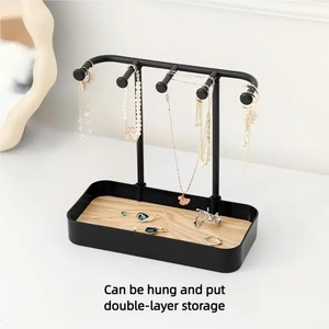 ที่วางเครื่องประดับทันสมัยพร้อมราวแขวนหลายตะขอและถาดเก็บของ ดีไซน์ประหยัดพื้นที่ ที่แขวนสร้อยคอ ดีไซน์หรูหราสำหรับตกแต่งโต๊ะเครื่องแป้ง - Product Image 3