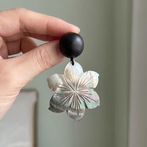 Ornement floral en coquillage sculpté, artisanat naturel, décoration d'intérieur, art de la coquille, pièce décorative - Product Image 1