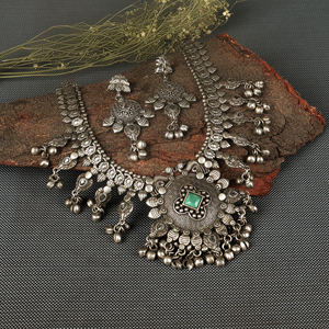 Ensemble collier et boucles d'oreilles vintage oxydé avec pierre verte - Product Image 1