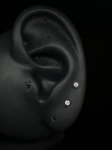 Boucle d'oreille minimaliste en or 10 carats avec diamant de laboratoire de 2 mm pour piercing Daith - Product Image 2