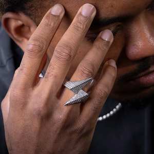 Anillo de Lujo de Dos Tonos con Moissanita y Calavera, con Detalles Pavé, de Plata de Ley Sólida Bañada en Oro Rosa, Estilo Hip Hop Clásico, Pieza Destacada para Mujer - Product Image 1