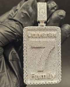 Colgante de Plata 925 con Nombre y Número de la Suerte Totalmente Cubierto de Moissanita Micro Pavé, Dijes Rectangulares Estilo Hip Hop para Cumpleaños - Product Image 1