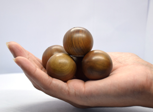 Perles de santal pur Riddhi Siddhi, mala naturel brun doré foncé rond, fabriqué au Rajasthan - Product Image 6