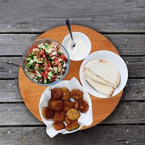 Planche de cuisine en bois artisanale indienne traditionnelle pour les besoins de la cuisine indienne avec une base solide et durable et une texture naturelle - Product Image 1