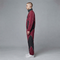Ensemble assorti homme rouge et noir personnalisé, veste athlétique tissée à col montant et fermeture éclair intégrale avec passepoil blanc, pantalon élastique pour le sport