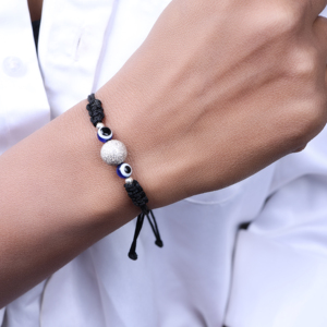 สร้อยข้อมือเชือกสีดำธรรมชาติแบบปรับได้ พร้อมจี้ตาปีศาจและลูกปัดกลิตเตอร์ เสริมโชคดี ป้องกันภัย สร้อยข้อมือแบบปรับได้ ทันสมัย เหมาะเป็นของขวัญ - Product Image 4