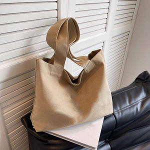 Bolsa Deportiva de Lona de Algodón Blanca con Diseño Geométrico Personalizado, Asa Larga y Correa para el Hombro - Product Image 2