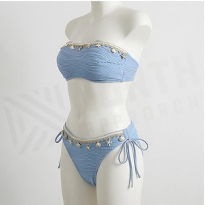 Ensemble bikini froncé bleu clair pour femme avec bordure en dentelle et décorations coquillages, haut bandeau et bas à nouer sur les côtés - Product Image 3
