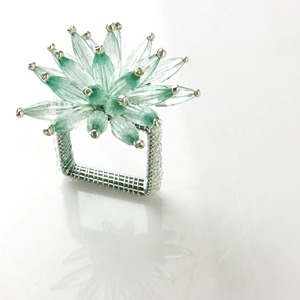 Los anillos de servilleta de metal con cristales de colores cielo son los más elegantes y transmiten instantáneamente atención al detalle, señalando su preocupación por la hospitalidad. - Product Image 2