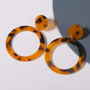 Boucles d'oreilles en résine de créateur faites à la main, finition de luxe, artisanat artistique, style moderne, accessoires de mode durables en cristal - Product Image 6