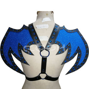 Harnais en similicuir rouge et noir à motif d'ailes de papillon - Product Image 3